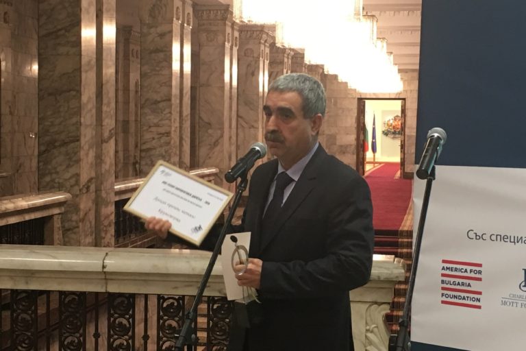 Iliya Garkov priema nagradata